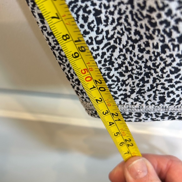 Athleta Salutation Stash Pocket II Textured Tight Leggings in Micro Cheetah Sm - Picture 9 of 9